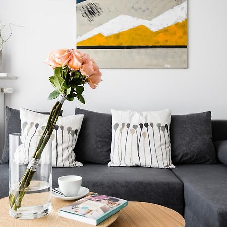 M&R Apartament Airport&Business Premium Komputerowa - Underground Garage - Free Wifi - Netflix - Self Check-In - 5 Min From Chopin Airport ワルシャワ エクステリア 写真