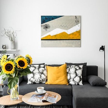 M&R Apartament Airport&Business Premium Komputerowa - Underground Garage - Free Wifi - Netflix - Self Check-In - 5 Min From Chopin Airport ワルシャワ エクステリア 写真