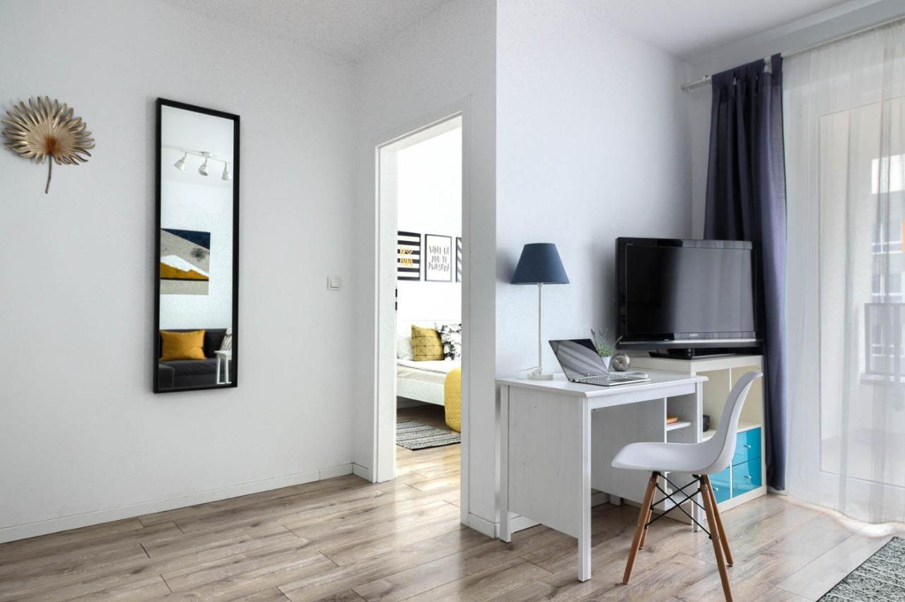 M&R Apartament Airport&Business Premium Komputerowa - Underground Garage - Free Wifi - Netflix - Self Check-In - 5 Min From Chopin Airport ワルシャワ エクステリア 写真