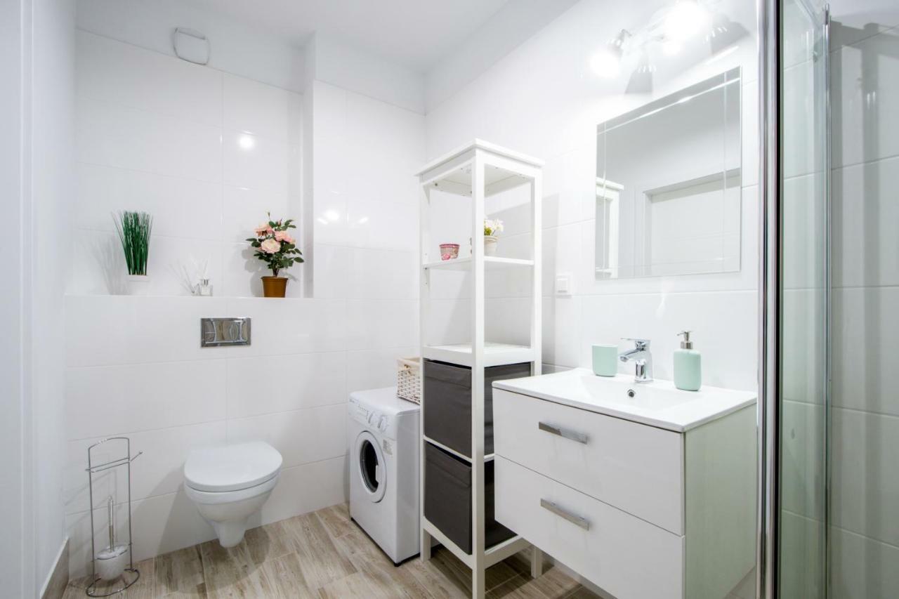 M&R Apartament Airport&Business Premium Komputerowa - Underground Garage - Free Wifi - Netflix - Self Check-In - 5 Min From Chopin Airport ワルシャワ エクステリア 写真