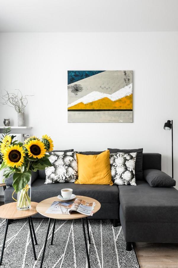 M&R Apartament Airport&Business Premium Komputerowa - Underground Garage - Free Wifi - Netflix - Self Check-In - 5 Min From Chopin Airport ワルシャワ エクステリア 写真
