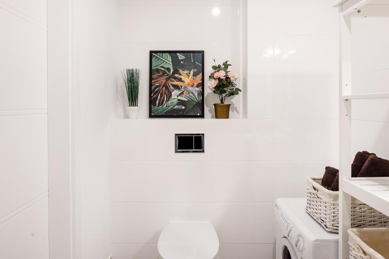 M&R Apartament Airport&Business Premium Komputerowa - Underground Garage - Free Wifi - Netflix - Self Check-In - 5 Min From Chopin Airport ワルシャワ エクステリア 写真